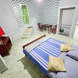 The Brick House Канди